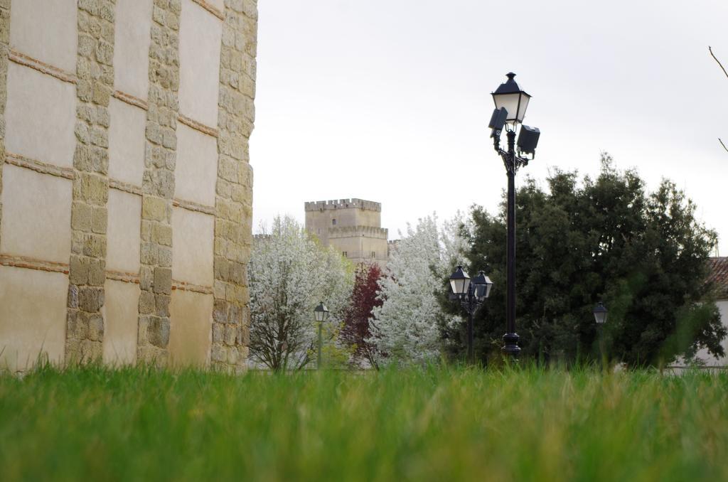 Apartamentos Turisticos Villa Y Corte Ampudia المظهر الخارجي الصورة